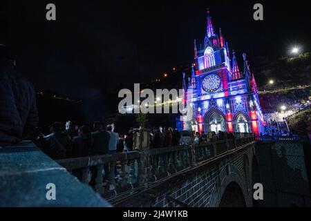 Ipiales, Kolumbien. 16. April 2022. Am 16. April 2022 nehmen viele Menschen an der Ostermesse vor der Kathedrale von Las Lajas in Ipiales - Narino Kolumbien Teil. Foto: Camilo Erasso/Long Visual Press Kredit: Long Visual Press/Alamy Live News Stockfoto