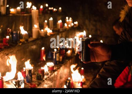 Ipiales, Kolumbien. 16. April 2022. Am 16. April 2022 zünden die Besucher während der Ostermesse in der Kathedrale Las Lajas in Ipiales - Narino Kolumbien Kerzen an. Foto: Camilo Erasso/Long Visual Press Kredit: Long Visual Press/Alamy Live News Stockfoto