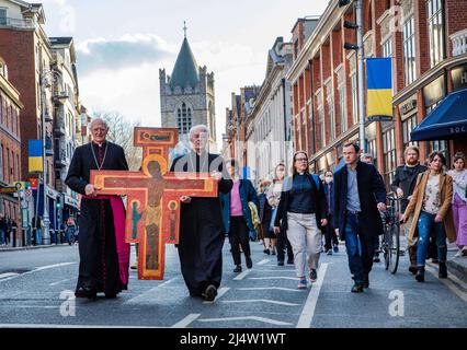 Dublin, Irland. 15. April 2022. Der katholische Erzbischof Dermot Farrell und sein Amtskollege der Kirche von Irland, Erzbischof Michael Jackson, führten den "Weg des Zeugnisses" durch die Straßen Dublins, um Solidarität mit den ukrainischen Flüchtlingen und all jenen zu bekunden, die "besessen und marginalisiert" wurden. Kredit: SOPA Images Limited/Alamy Live Nachrichten Stockfoto