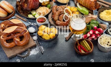 Deutsche Küche auf dunklem Hintergrund. Traditionelles Food-Konzept. Gegrilltes Fleisch und Snacks. Stockfoto