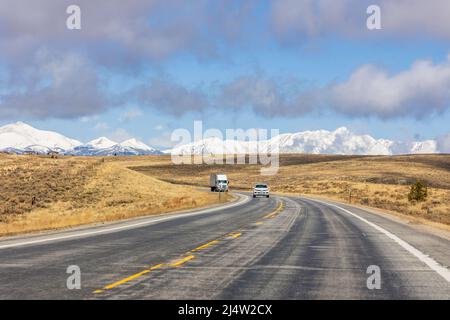 Malerische Landschaft in Colorado, eine Straße in der Nähe des Great Sand Dunes National Park und der Sangre de Cristo Mountains Stockfoto