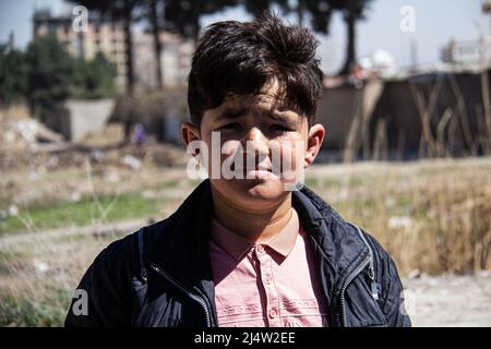 Ein afghanischer Junge lebt in Teheran unter schwierigen Bedingungen, nachdem er auswandert Stockfoto