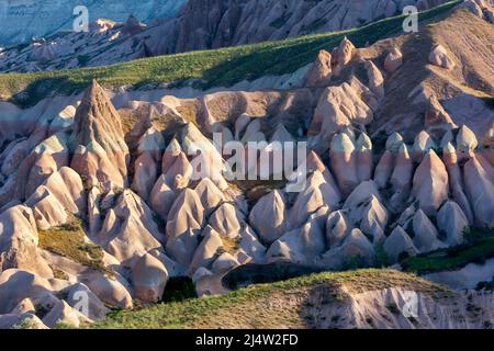 Die unglaublichen Schichten von farbigem Tuffstein auf einem erodierten Hügel in der Nähe von Goreme in der Region Kappadokien in der Türkei. Stockfoto