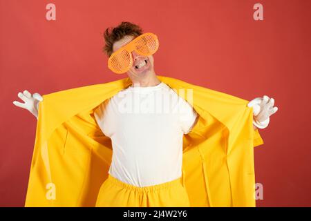 Lustige Clown Porträt . Lustiger Mann mit großen Gläsern. Stockfoto