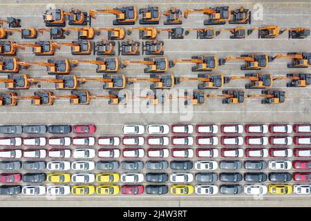 YANTAI, CHINA - 18. APRIL 2022 - ein Luftfoto vom 18. April 2022 zeigt eine große Anzahl von Exportfahrzeugen, die im Hafen von Y verladen werden müssen Stockfoto