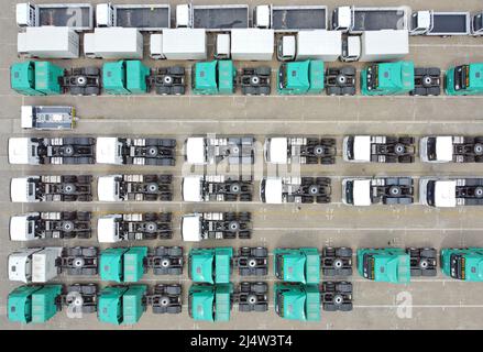YANTAI, CHINA - 18. APRIL 2022 - ein Luftfoto vom 18. April 2022 zeigt eine große Anzahl von Exportfahrzeugen, die im Hafen von Y verladen werden müssen Stockfoto