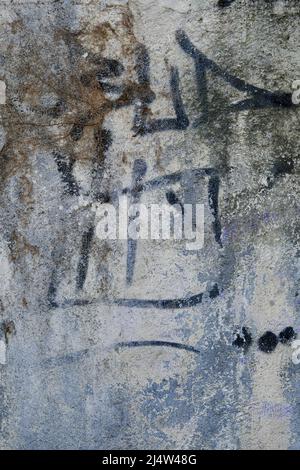 Alte graue und schwarze Betonwand mit schwarzer Farbmarkierung Hintergrundstruktur Stockfoto