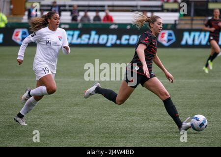 Portland, USA. 17. April 2022. Morgan Weaver (L) von Portland behält seinen Besitz. Der FC Portland Thorns besiegte die San Diego Wave 3-2 in der Vorsaison der National Women's Soccer League Challenge Cup-Serie mit drei Toren in der ersten Halbzeit, wobei er in der zweiten Halbzeit zwei Tore aufgab. (Foto von John Rudoff/Sipa USA) Quelle: SIPA USA/Alamy Live News Stockfoto