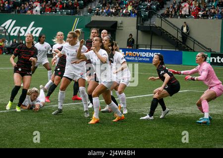 Portland, USA. 17. April 2022. Beide Teams warten auf einen Eckstoß. Der FC Portland Thorns besiegte die San Diego Wave 3-2 in der Vorsaison der National Women's Soccer League Challenge Cup-Serie mit drei Toren in der ersten Halbzeit, wobei er in der zweiten Halbzeit zwei Tore aufgab. (Foto von John Rudoff/Sipa USA) Quelle: SIPA USA/Alamy Live News Stockfoto