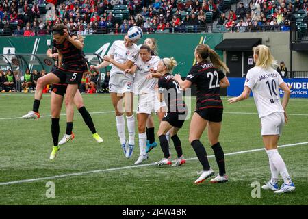 Portland, USA. 17. April 2022. Der FC Portland Thorns besiegte die San Diego Wave 3-2 in der Vorsaison der National Women's Soccer League Challenge Cup-Serie mit drei Toren in der ersten Halbzeit, wobei er in der zweiten Halbzeit zwei Tore aufgab. (Foto von John Rudoff/Sipa USA) Quelle: SIPA USA/Alamy Live News Stockfoto