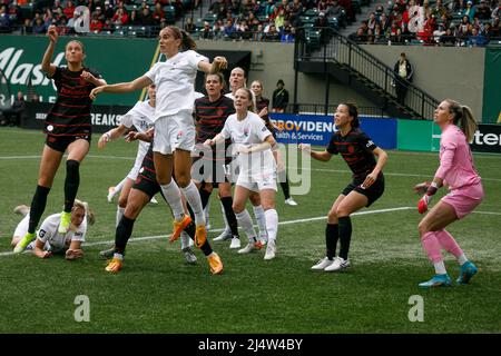 Portland, USA. 17. April 2022. Beide Teams warten auf einen Eckstoß. Der FC Portland Thorns besiegte die San Diego Wave 3-2 in der Vorsaison der National Women's Soccer League Challenge Cup-Serie mit drei Toren in der ersten Halbzeit, wobei er in der zweiten Halbzeit zwei Tore aufgab. (Foto von John Rudoff/Sipa USA) Quelle: SIPA USA/Alamy Live News Stockfoto