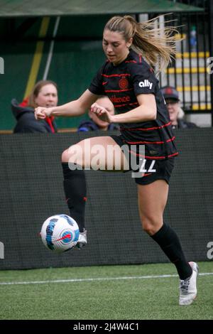 Portland, USA. 17. April 2022. Morgan Weaver (L) von Portland behält seinen Besitz. Der FC Portland Thorns besiegte die San Diego Wave 3-2 in der Vorsaison der National Women's Soccer League Challenge Cup-Serie mit drei Toren in der ersten Halbzeit, wobei er in der zweiten Halbzeit zwei Tore aufgab. (Foto von John Rudoff/Sipa USA) Quelle: SIPA USA/Alamy Live News Stockfoto