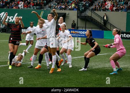 Portland, USA. 17. April 2022. Beide Teams warten auf einen Eckstoß. Der FC Portland Thorns besiegte die San Diego Wave 3-2 in der Vorsaison der National Women's Soccer League Challenge Cup-Serie mit drei Toren in der ersten Halbzeit, wobei er in der zweiten Halbzeit zwei Tore aufgab. (Foto von John Rudoff/Sipa USA) Quelle: SIPA USA/Alamy Live News Stockfoto