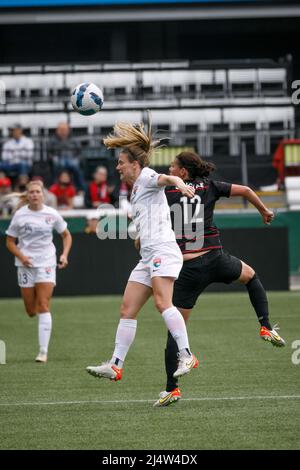 Portland, USA. 17. April 2022. Der FC Portland Thorns besiegte die San Diego Wave 3-2 in der Vorsaison der National Women's Soccer League Challenge Cup-Serie mit drei Toren in der ersten Halbzeit, wobei er in der zweiten Halbzeit zwei Tore aufgab. (Foto von John Rudoff/Sipa USA) Quelle: SIPA USA/Alamy Live News Stockfoto