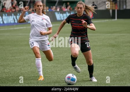 Portland, USA. 17. April 2022. Morgan Weaver (L) von Portland behält seinen Besitz. Der FC Portland Thorns besiegte die San Diego Wave 3-2 in der Vorsaison der National Women's Soccer League Challenge Cup-Serie mit drei Toren in der ersten Halbzeit, wobei er in der zweiten Halbzeit zwei Tore aufgab. (Foto von John Rudoff/Sipa USA) Quelle: SIPA USA/Alamy Live News Stockfoto