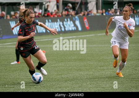 Portland, USA. 17. April 2022. Morgan Weaver (L) von Portland behält seinen Besitz. Der FC Portland Thorns besiegte die San Diego Wave 3-2 in der Vorsaison der National Women's Soccer League Challenge Cup-Serie mit drei Toren in der ersten Halbzeit, wobei er in der zweiten Halbzeit zwei Tore aufgab. (Foto von John Rudoff/Sipa USA) Quelle: SIPA USA/Alamy Live News Stockfoto