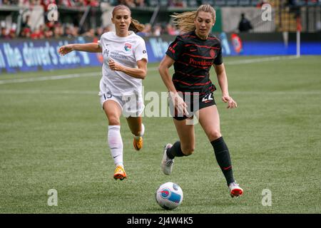 Portland, USA. 17. April 2022. Morgan Weaver (L) von Portland behält seinen Besitz. Der FC Portland Thorns besiegte die San Diego Wave 3-2 in der Vorsaison der National Women's Soccer League Challenge Cup-Serie mit drei Toren in der ersten Halbzeit, wobei er in der zweiten Halbzeit zwei Tore aufgab. (Foto von John Rudoff/Sipa USA) Quelle: SIPA USA/Alamy Live News Stockfoto