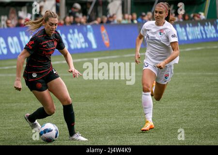 Portland, USA. 17. April 2022. Morgan Weaver (L) von Portland behält seinen Besitz. Der FC Portland Thorns besiegte die San Diego Wave 3-2 in der Vorsaison der National Women's Soccer League Challenge Cup-Serie mit drei Toren in der ersten Halbzeit, wobei er in der zweiten Halbzeit zwei Tore aufgab. (Foto von John Rudoff/Sipa USA) Quelle: SIPA USA/Alamy Live News Stockfoto