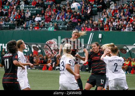 Portland, USA. 17. April 2022. Der FC Portland Thorns besiegte die San Diego Wave 3-2 in der Vorsaison der National Women's Soccer League Challenge Cup-Serie mit drei Toren in der ersten Halbzeit, wobei er in der zweiten Halbzeit zwei Tore aufgab. (Foto von John Rudoff/Sipa USA) Quelle: SIPA USA/Alamy Live News Stockfoto