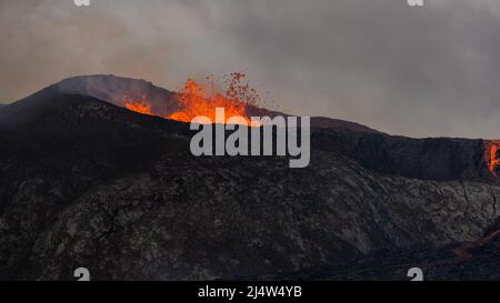 Beeindruckende Luftaufnahme der explodierenden roten Lava vom Active Volcano in Island Stockfoto