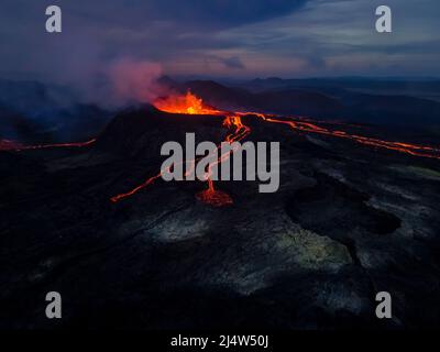 Beeindruckende Luftaufnahme der explodierenden roten Lava vom Active Volcano in Island Stockfoto
