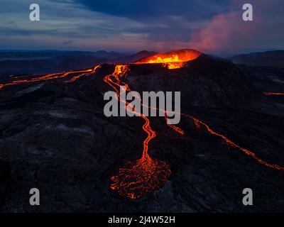 Beeindruckende Luftaufnahme der explodierenden roten Lava vom Active Volcano in Island Stockfoto