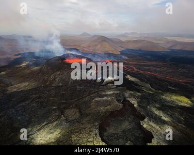 Beeindruckende Luftaufnahme der explodierenden roten Lava vom Active Volcano in Island Stockfoto