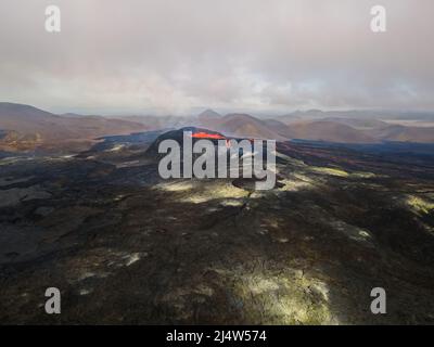 Beeindruckende Luftaufnahme der explodierenden roten Lava vom Active Volcano in Island Stockfoto
