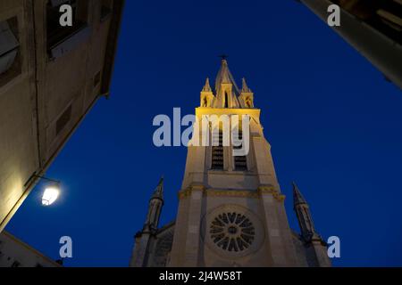 Glockenturm von Église Sainte Anne in Montpellier. 19. Jahrhundert. Gothic Revival / Neo-Gothic Style. 71 Meter hoch. Montpellier. Hérault Dep. „Uzgitanien“. Stockfoto