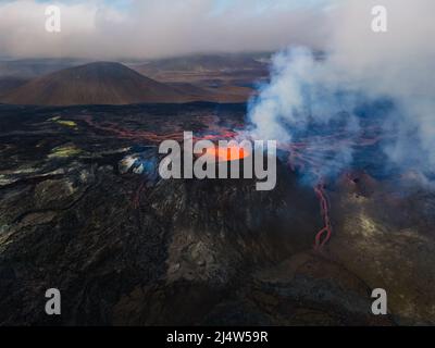 Beeindruckende Luftaufnahme der explodierenden roten Lava vom Active Volcano in Island Stockfoto