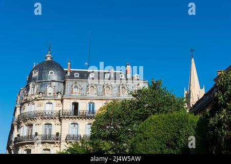 Glockenturm von Église Sainte Anne in Montpellier. 19. Jahrhundert. Gothic Revival / Neo-Gothic Style. 71 Meter hoch. Montpellier. Hérault Dep. „Uzgitanien“. Stockfoto