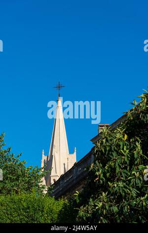 Glockenturm von Église Sainte Anne in Montpellier. 19. Jahrhundert. Gothic Revival / Neo-Gothic Style. 71 Meter hoch. Montpellier. Hérault Dep. „Uzgitanien“. Stockfoto