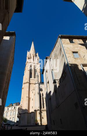 Glockenturm von Église Sainte Anne in Montpellier. 19. Jahrhundert. Gothic Revival / Neo-Gothic Style. 71 Meter hoch. Montpellier. Hérault Dep. „Uzgitanien“. Stockfoto