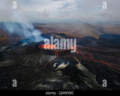 Beeindruckende Luftaufnahme der explodierenden roten Lava vom Active Volcano in Island Stockfoto