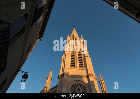 Glockenturm von Église Sainte Anne in Montpellier. 19. Jahrhundert. Gothic Revival / Neo-Gothic Style. 71 Meter hoch. Montpellier. Hérault Dep. „Uzgitanien“. Stockfoto