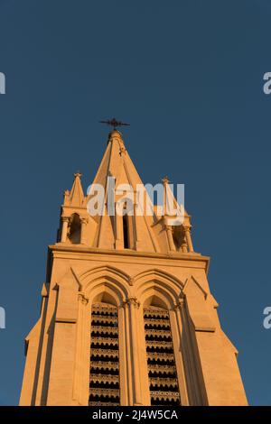 Glockenturm von Église Sainte Anne in Montpellier. 19. Jahrhundert. Gothic Revival / Neo-Gothic Style. 71 Meter hoch. Montpellier. Hérault Dep. „Uzgitanien“. Stockfoto