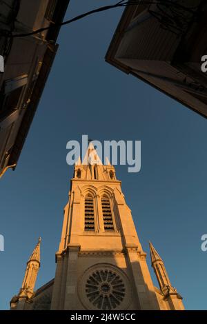 Glockenturm von Église Sainte Anne in Montpellier. 19. Jahrhundert. Gothic Revival / Neo-Gothic Style. 71 Meter hoch. Montpellier. Hérault Dep. „Uzgitanien“. Stockfoto