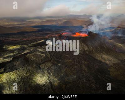 Beeindruckende Luftaufnahme der explodierenden roten Lava vom Active Volcano in Island Stockfoto
