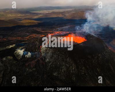 Beeindruckende Luftaufnahme der explodierenden roten Lava vom Active Volcano in Island Stockfoto