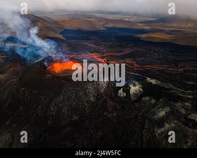 Beeindruckende Luftaufnahme der explodierenden roten Lava vom Active Volcano in Island Stockfoto