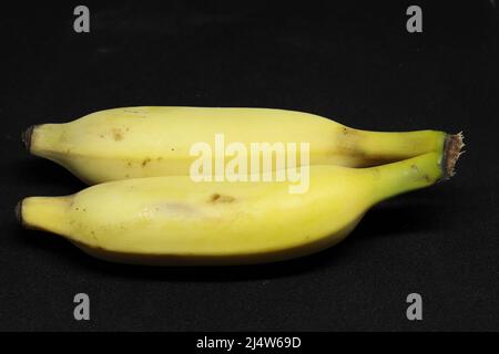 Zwei gelbe Banane. Mit schwarzem Hintergrund Stockfoto