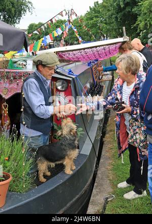 Ein Kanalhändler macht gute Geschäfte mit seinem schmalen Boot „Bindi Queen“ beim Middlewich Folk and Boat Festival auf dem Trent und Mersey Kanal Stockfoto