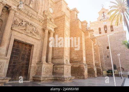Außenansicht der alten Kathedrale mit ornamentalen Details und Säulen Stockfoto