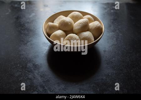 Indische Dessertartikel rasgulla oder rosogolla in einer Schüssel. Nahaufnahme, selektiver Fokus. Stockfoto