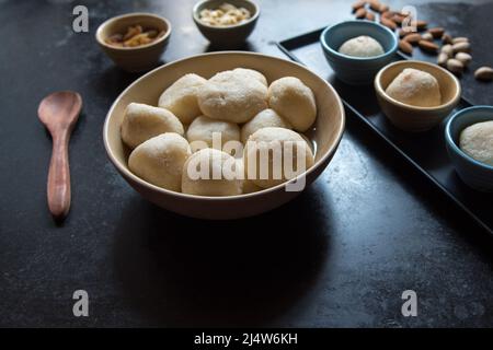 Indische Dessertartikel rasgulla oder rosogolla in einer Schüssel. Nahaufnahme, selektiver Fokus. Stockfoto