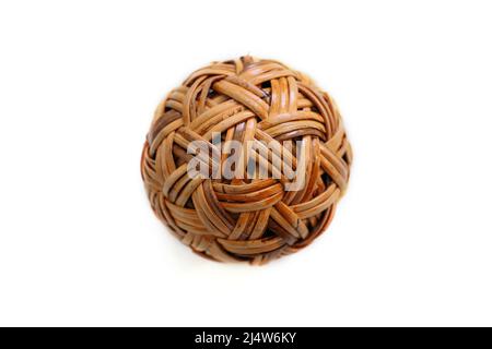 Rattanball oder „Takraw“ mit weißem Hintergrund, beliebter Kick-Sport in Südostasien Stockfoto