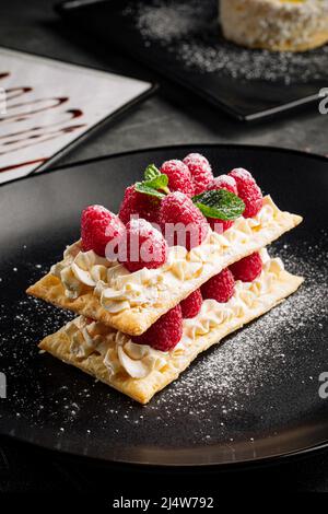 Mille Feuille Dessert mit Himbeeren Stockfoto