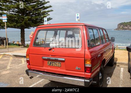 Roter Toyota Landcruiser 1986, klassischer Allradantrieb, geparkt am Avalon Beach in Sydney, NSW, Australien Stockfoto