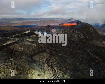 Beeindruckende Luftaufnahme der explodierenden roten Lava vom Active Volcano in Island Stockfoto