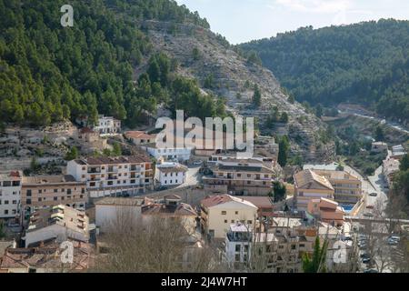 Alcalá del Júcar - Blick auf die Stadt von oben. Provinz Albacete, Spanien Stockfoto